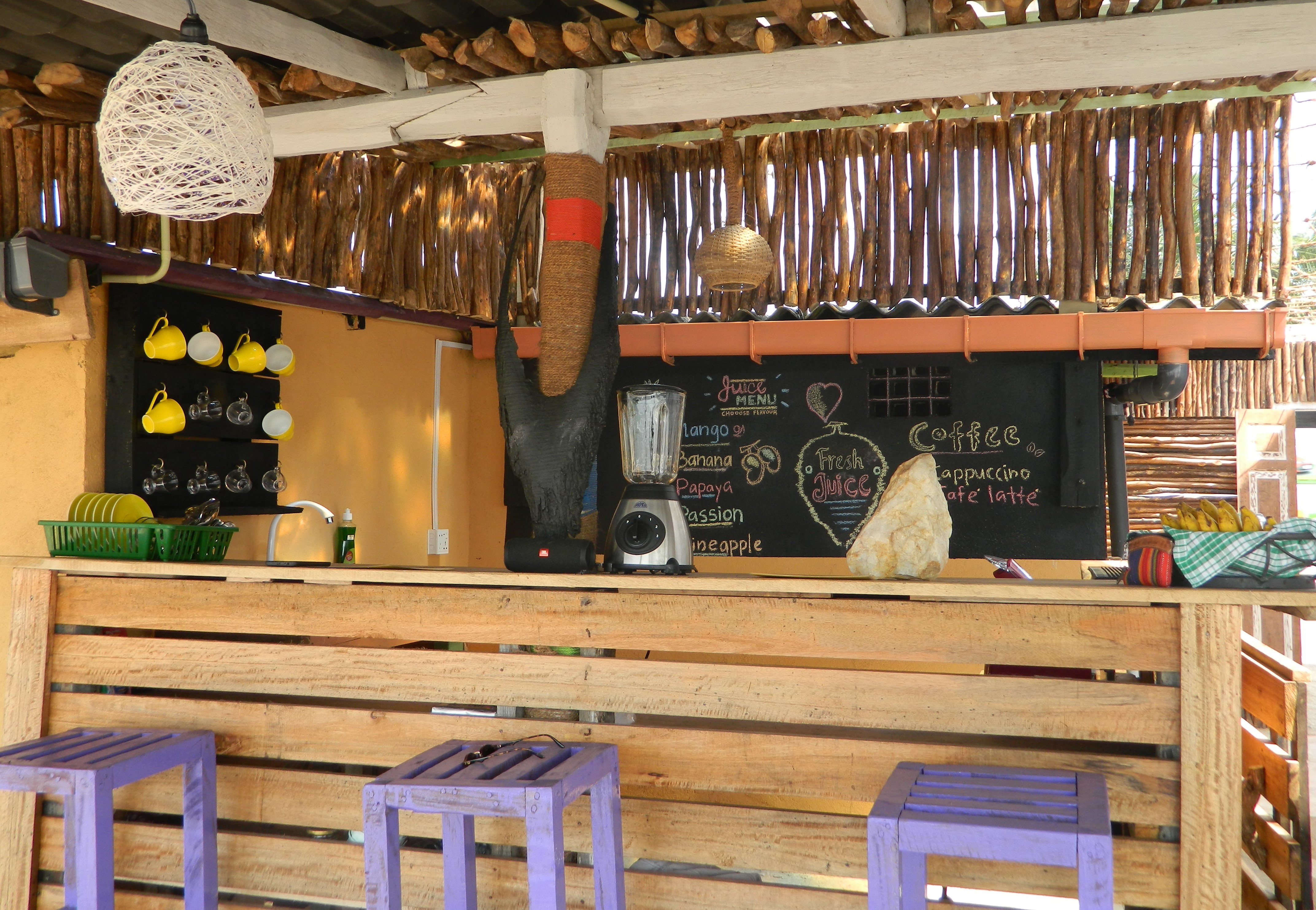 Jumani Smoothie Bar with fresh tropical drinks on Dewata Beach